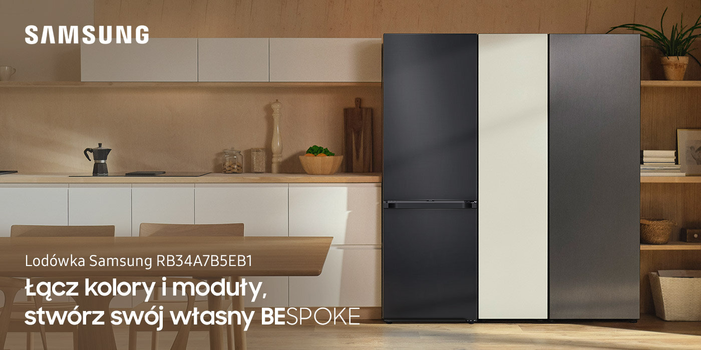 Zdjęcie przedstawia lodówkę Samsung BESPOKE RB34A7B5EB1/EF złożoną z trzech modułów o różnokolorowych frontach w zabudowie kuchennej z jasnego drewna, dostępną w sieci Media Expert