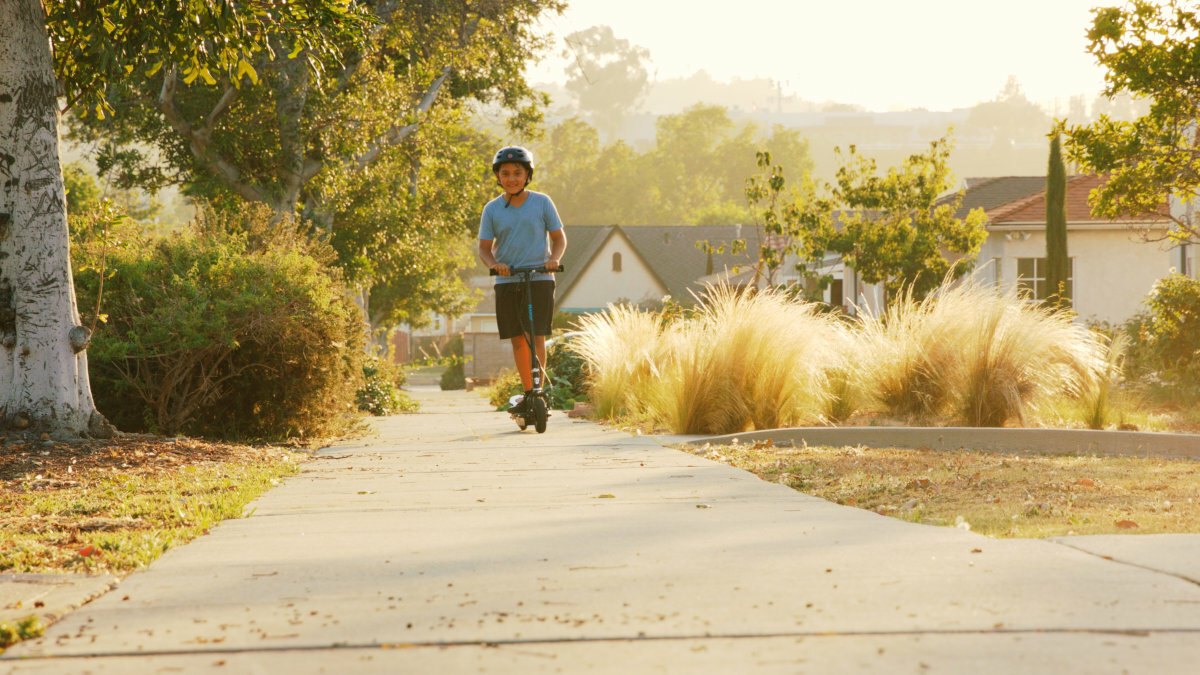 Hulajnoga elektryczna RAZOR Power Core E100 Czerwony powierzchnia