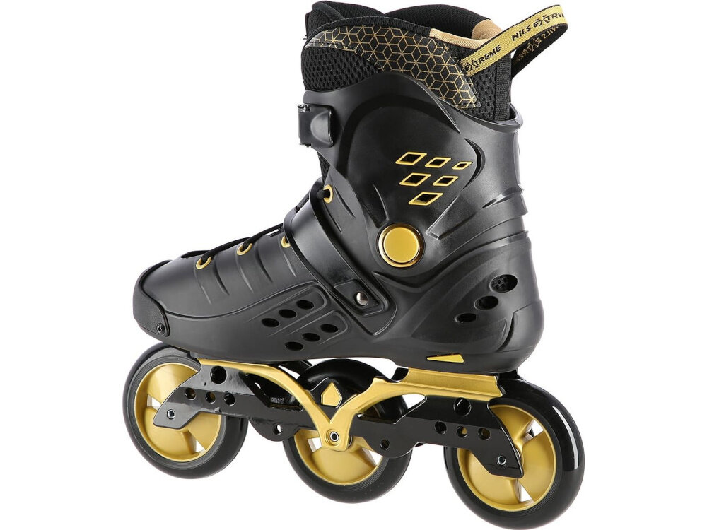 Łyżworolki NILS EXTREME NA20006 (rozmiar 36) łyżworolka na białym tle widoczna od tyłu pod skosem praktyczna tasiemka do przenoszenia z tyłu buta ułatwia transport i szybkie zabranie sprzętu w dowolne miejsce zwiększa komfort przygotowania do jazdy oszczędza czas sprzęt pod ręką