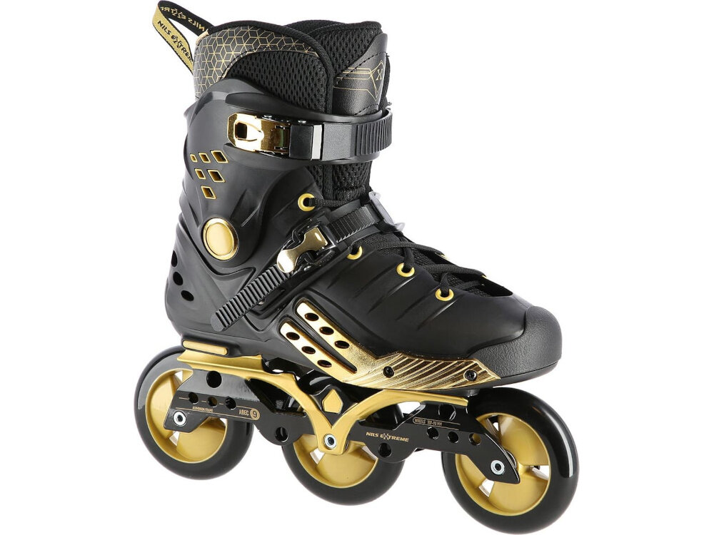 Łyżworolki NILS EXTREME NA20006 (rozmiar 38) łyżworolka na białym tle widoczna od przodu pod skosem do dynamicznej jazdy miejskiej intensywnych treningów dla osób średnio-zaawansowanych i zaawansowanych sztywna konstrukcja stabilność przy dużych prędkościach sprawne przemieszczanie się efektywny trening bez utraty pewności prowadzenia