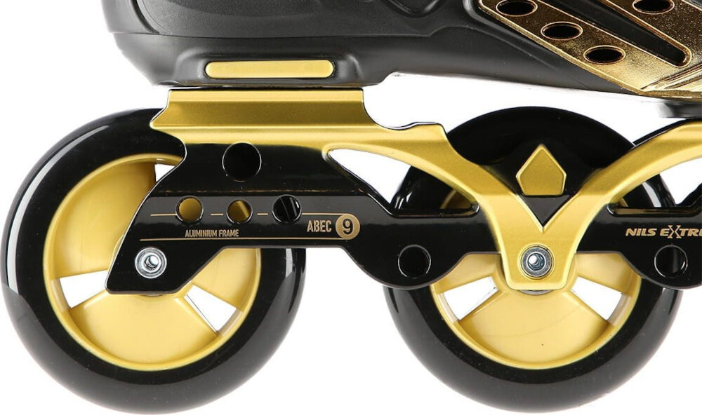 Łyżworolki NILS EXTREME NA20006 (rozmiar 38) zbliżenie na dwa tylne kółka białe tło trzy koła z poliuretanu (PU) o twardości 85A dobra przyczepność do nawierzchni ograniczają zużycie podczas regularnej jazdy łożyska klasy ABEC-9 płynny ruch i redukcja oporów toczenia równa i przewidywalna jazda