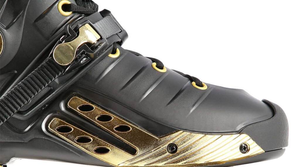 Łyżworolki NILS EXTREME NA20006 (rozmiar 39) zbliżenie na but białe tło skorupa z polipropylenu (PP) wysoka odporność na obciążenia skutecznie usztywnia stopę i kostkę ruchy są bardziej przewidywalne reakcja na zmianę kierunku szybsza lepsze przenoszenie energii z nóg na tor jazdy mniejsze straty siły