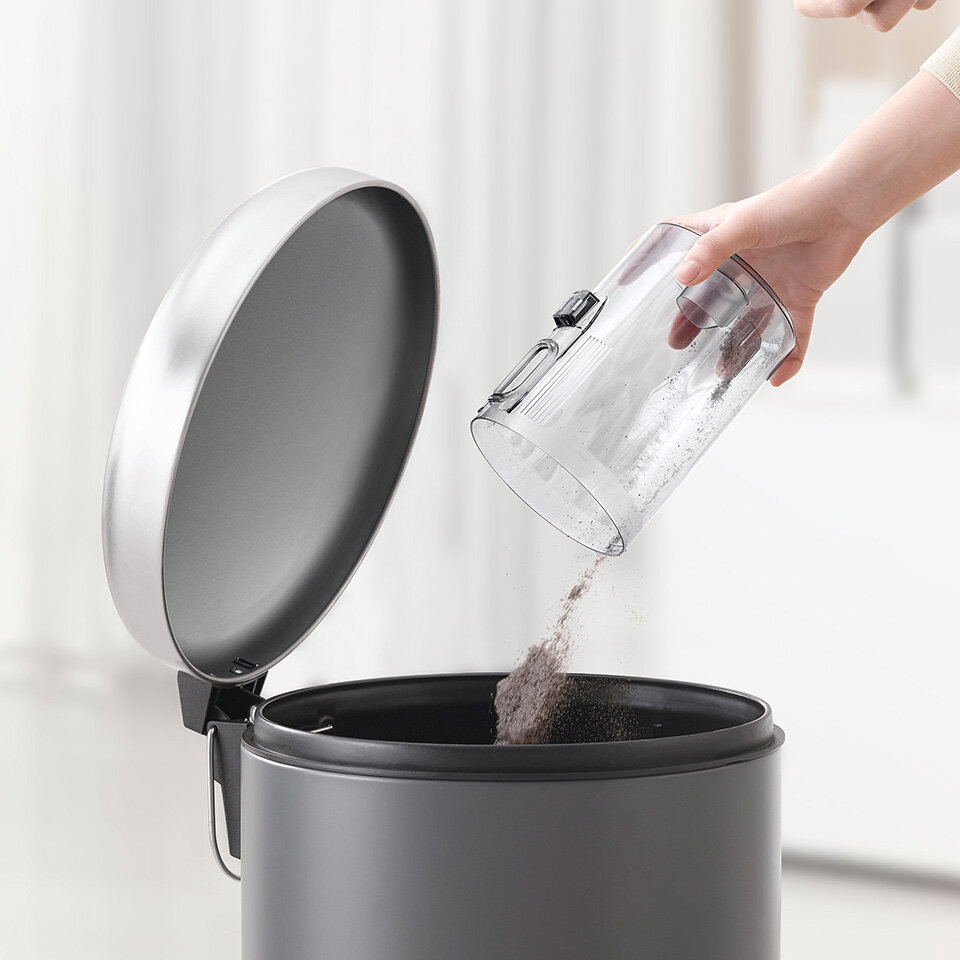 Na zdjęciu pokazano, w jaki sposób łatwo pozbyć się kurzu zebranego w zbiorniku o pojemności 800 ml Na zdjęciu pokazano, w jaki sposób łatwo pozbyć się kurzu zebranego w zbiorniku o pojemności 800 ml
