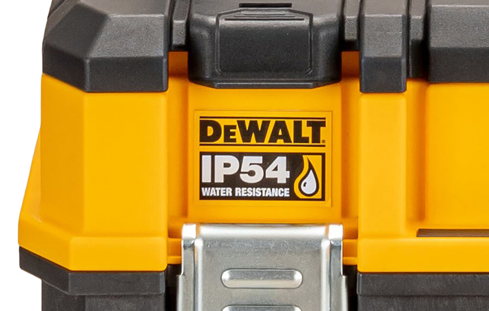 Skrzynka narzędziowa DEWALT DWST83343-1 zbliżenie na naklejkę informującą o stopniu ochrony stopień ochrony IP54 szczelna wobec pyłu i odporna na strumień wody pod ciśnieniem bezpieczne przechowywanie narzędzi zmniejsza ryzyko korozji i uszkodzeń akcesoriów zawartość pozostaje sucha i czysta