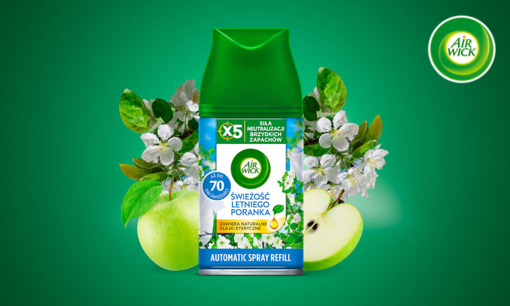 Odświeżacz powietrza AIR WICK Świeżość Letniego Poranka 250 ml Zbliżenie na wkład automatycznego odświeżacza powietrza Air Wick Freshmatic w zapachu ŚWIEŻOŚĆ LETNIEGO PORANKA (AUTOMATIC SPRAY REFILL). Opakowanie jest metalowe z zieloną nakrętką i jest otoczone połówkami zielonego jabłka oraz kwitnącymi gałązkami białych kwiatów (prawdopodobnie jabłoni/gruszy). Etykieta podkreśla, że zawiera naturalne olejki eteryczne oraz zapewnia X5 SIŁĘ NEUTRALIZACJI BRZYDKICH ZAPACHÓW i do 70 dni świeżości. W prawym górnym rogu znajduje się logo Air Wick. Tło jest intensywnie zielone.