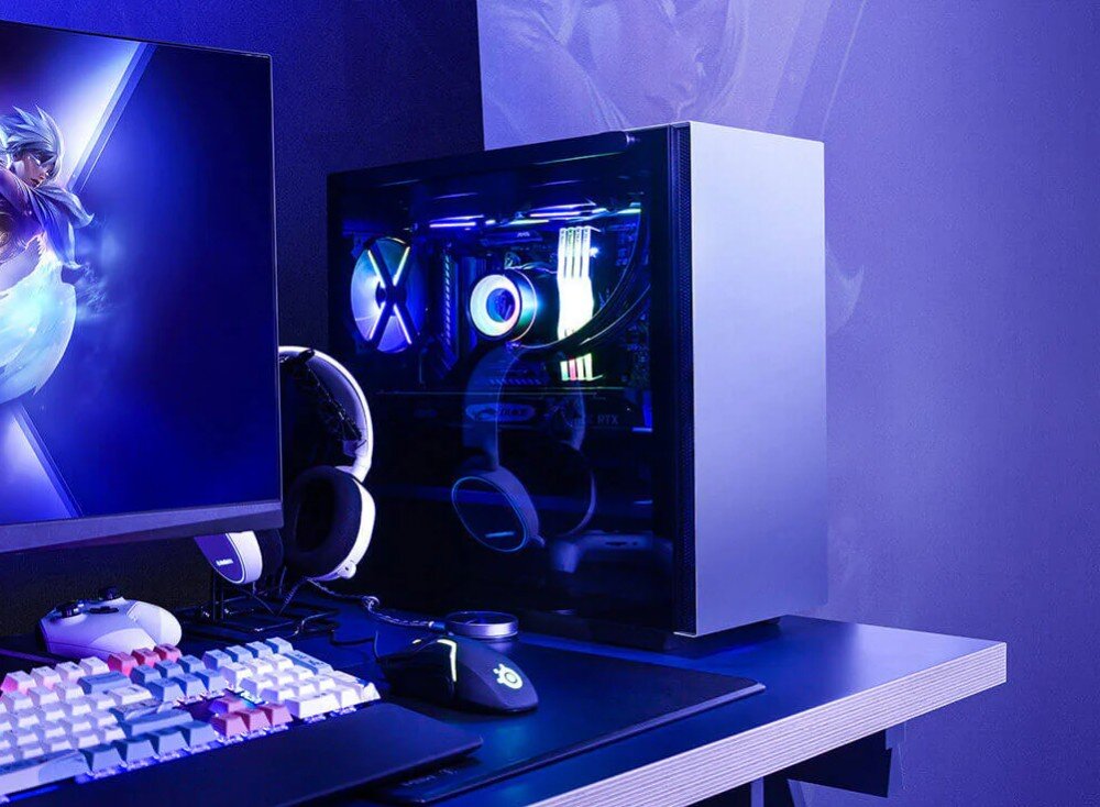 Obudowa DEEPCOOL Macube 110 WH Stanowisko komputerowe dla graczy oświetlone niebieskim światłem LED, z widocznym włączonym monitorem, obudową komputera z przeszklonym bokiem, klawiaturą, myszką i słuchawkami