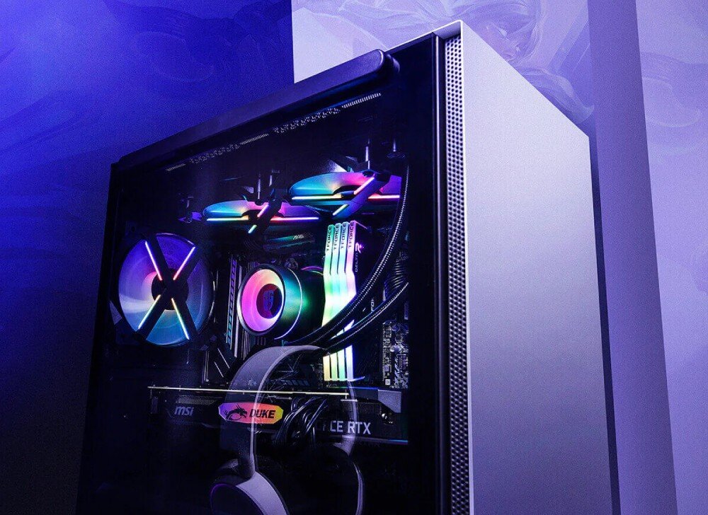 Obudowa DEEPCOOL Macube 110 WH Zbliżenie na wnętrze włączonej obudowy komputera z przeszklonym bokiem, pokazujące podświetlone wentylatory RGB, chłodzenie wodne z logo 'DeepCool', pamięci RAM, kartę graficzną i zawieszone słuchawki