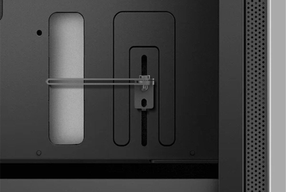 Obudowa DEEPCOOL Macube 110 WH Zbliżenie na fragment metalowego wnętrza obudowy komputera z regulowanym metalowym wspornikiem dla karty graficznej, przymocowanym do płyty montażowej