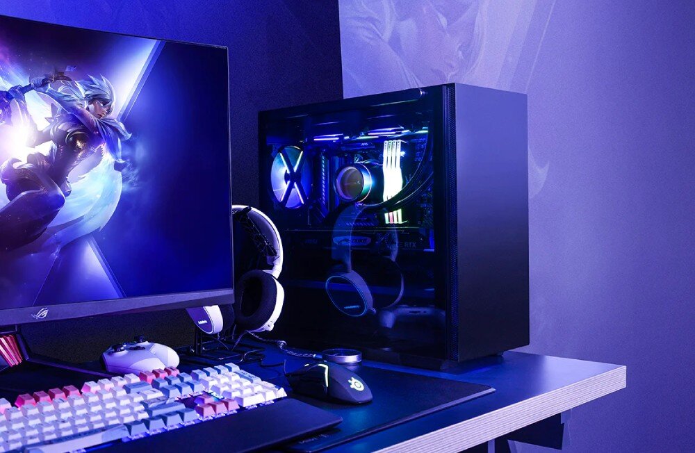 Obudowa DEEPCOOL Macube 110 Stanowisko komputerowe dla graczy oświetlone niebieskim światłem LED, z widocznym włączonym monitorem, obudową komputera z przeszklonym bokiem, klawiaturą, myszką i słuchawkami