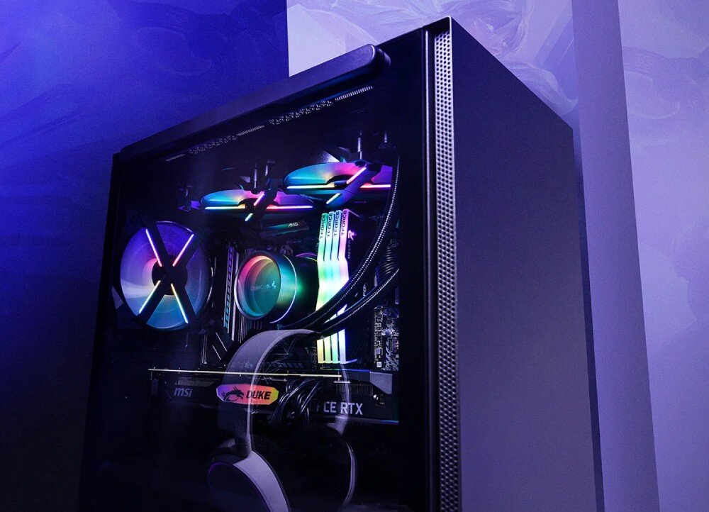 Obudowa DEEPCOOL Macube 110 Zbliżenie na wnętrze włączonej czarnej obudowy komputera z przeszklonym bokiem, pokazujące podświetlone wentylatory RGB, chłodzenie wodne z logo 'DeepCool', pamięci RAM, kartę graficzną i zawieszone słuchawki
