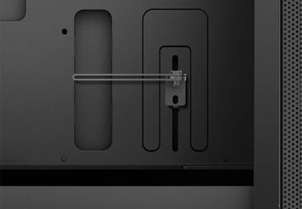 Obudowa DEEPCOOL Macube 110 Zbliżenie na fragment metalowego wnętrza obudowy komputera z regulowanym metalowym wspornikiem dla karty graficznej, przymocowanym do płyty montażowej