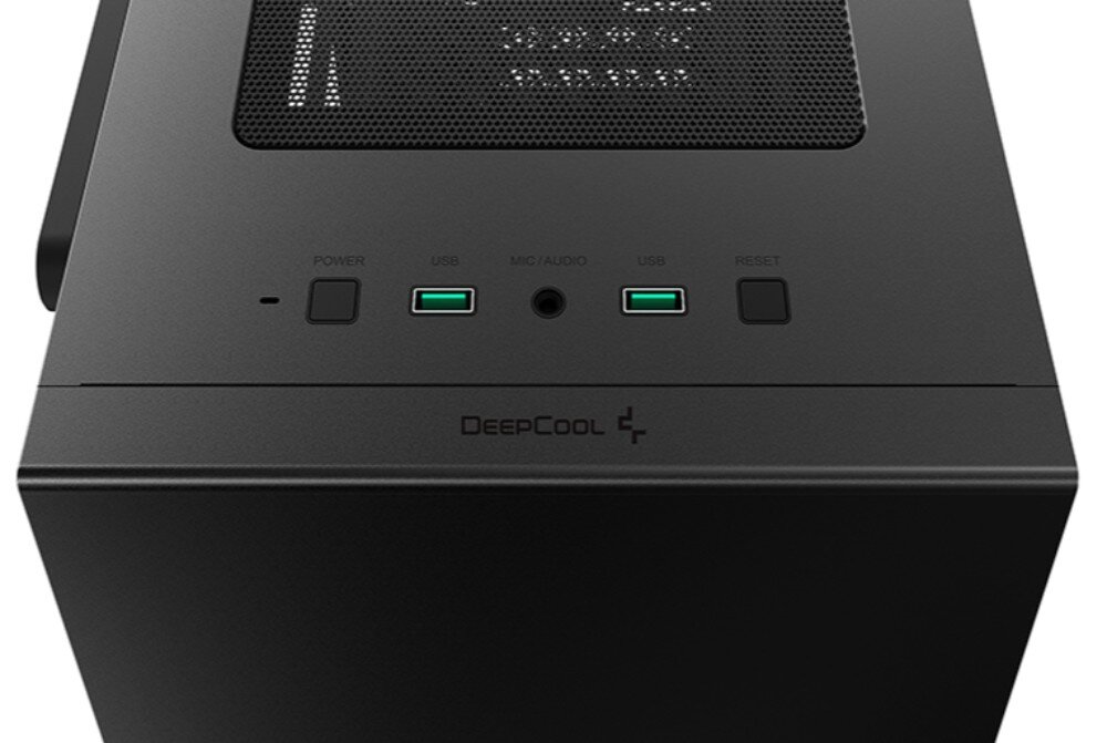 Obudowa DEEPCOOL Macube 110 Zbliżenie na górny panel czarnej obudowy komputera z przyciskami 'Power' i 'Reset', dwoma portami USB z zielonym wnętrzem, gniazdem audio 'Mic/Audio' oraz napisem 'DeepCool' na przedniej krawędzi, obok siatki mesh