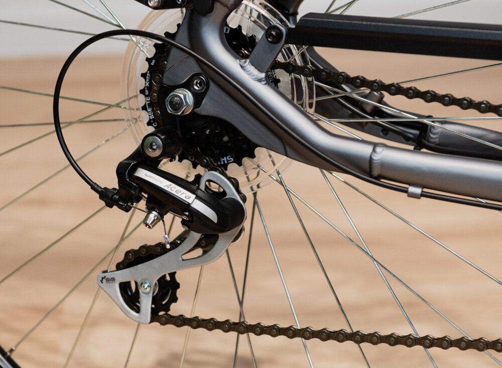 Rower trekkingowy KETTLER Traveller 1.0 21G 28 cali damski Srebrny 21 biegów przerzutki na przód na tył SHIMANO Acera duża wytrzymałość sprawne działanie płynna zmiana biegów