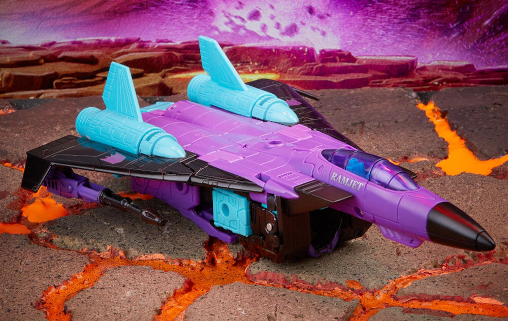HASBRO-Transformers inspiracja czarny fiolet niebieski kolorystyka uzupełnienie kolekcja samolot ramjet cechy jakość realizm