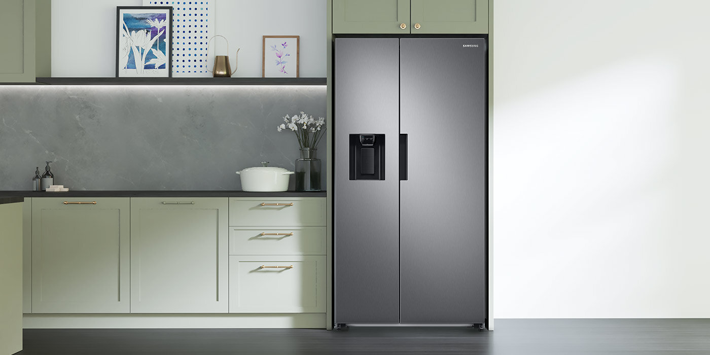 Lodówka Samsung dostępna w sklepach media expert na zdjęciu w jasnej kuchni Lodówka Samsung dostępna w sklepach media expert na zdjęciu w jasnej kuchni