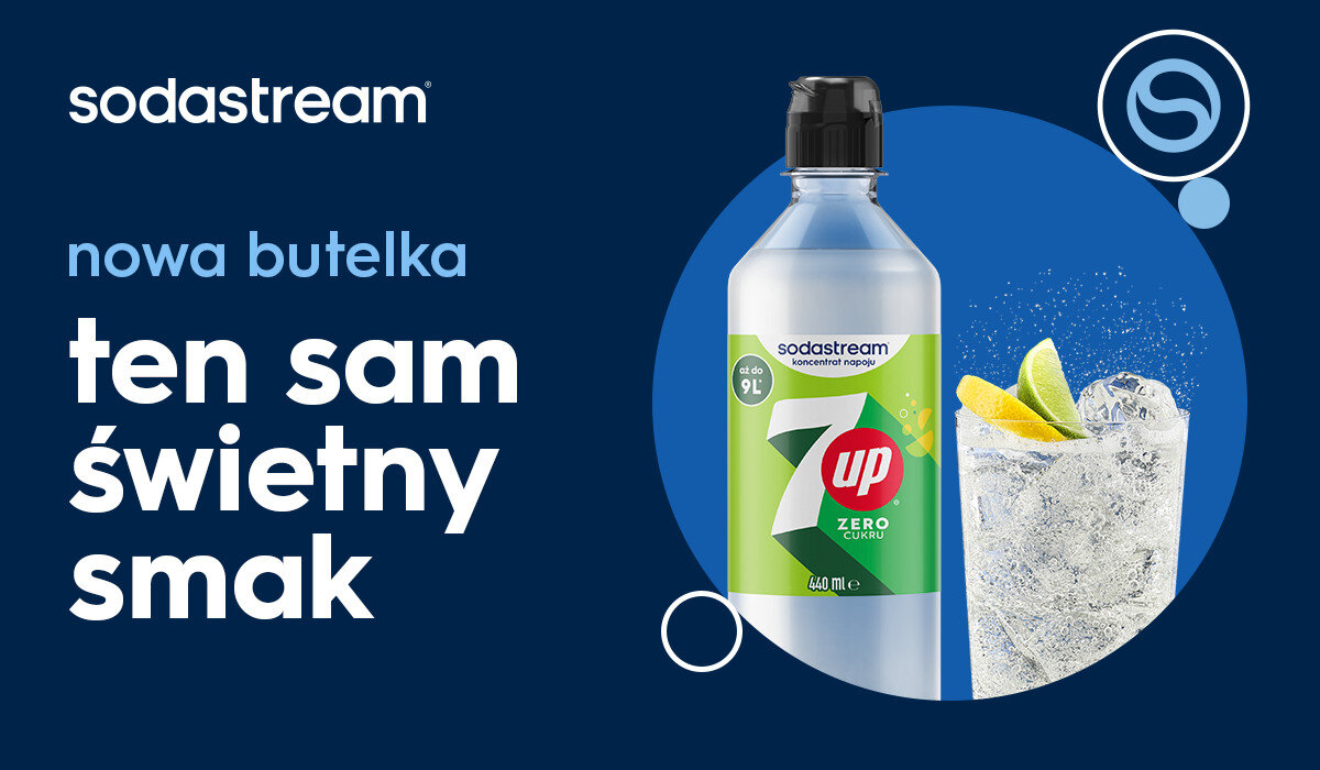 Obraz przedstawia butelkę syropu do saturatorów SODASTREAM 7UP Zero 440 ml bez cukru obok szklanki z napojem i plasterkami cytryny. Na niebieskim tle widnieje tekst: \'sodastream nowa butelka ten sam świetny smak\'.