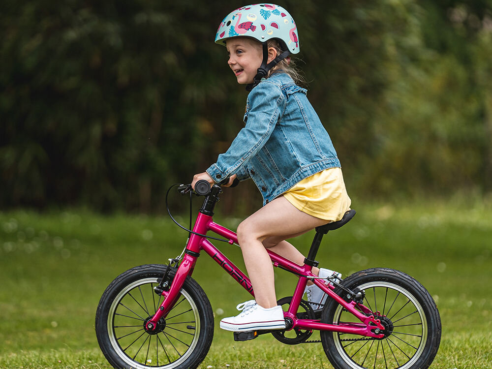 Kask HORNIT Flaming FLS931 Wielokolorowy dla Dzieci (rozmiar M) normy bezpieczeńswa wesoły motyw