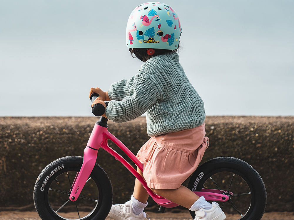 Kask HORNIT Flaming FLS931 Wielokolorowy dla Dzieci (rozmiar M) lampka tryby wentylacja