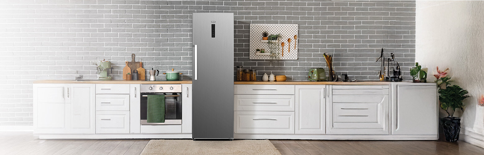 Chłodziarka Total No Frost MPM-387-CJF-22 w jasnej kuchni.