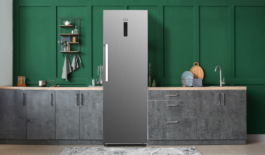 Chłodziarka Total No Frost MPM-387-CJF-22  w ciemnej zabudowie kuchennej.