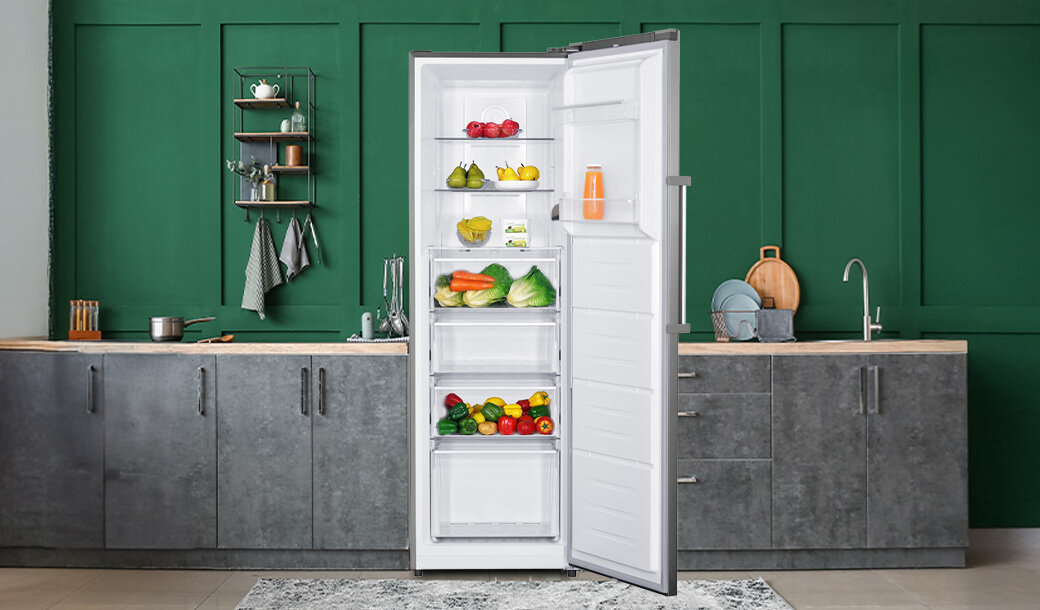 Otwarta chłodziarka Total No Frost MPM-387-CJF-22 w ciemnej zabudowie kuchennej.