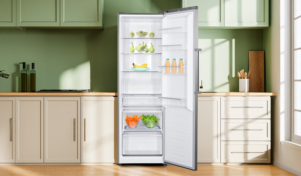 Otwarta chłodziarka Total No Frost MPM-387-CJF-22 w jasnej zabudowie kuchennej.