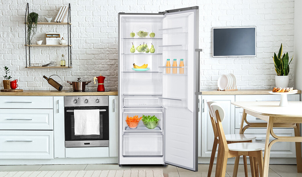 Otwarta chłodziarka Total No Frost MPM-387-CJF-22 w jasnej aranżacji.