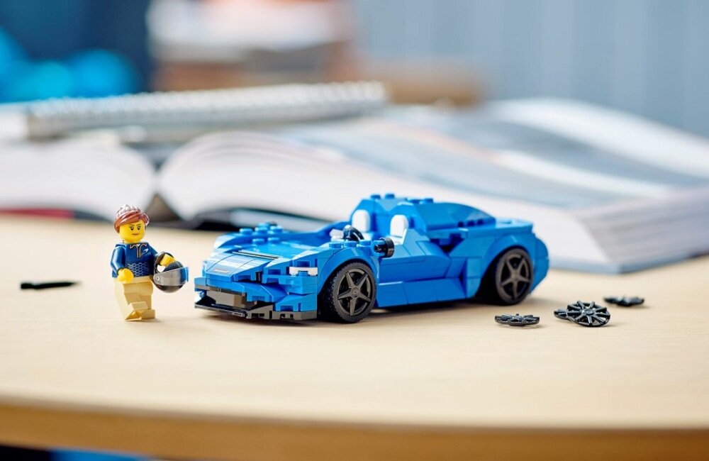 LEGO Speed Champions McLaren Elva 76902 Zdumiewający zestaw z bogatą w szczegóły repliką niezwykle luksusowego samochodu McLaren Elva Dumnie prezentujący się model