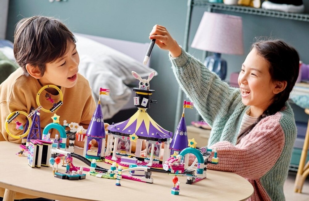 LEGO Friends Magiczne wesołe miasteczko z kolejką górską 41685 Odgrywanie ról z mnóstwem akcji