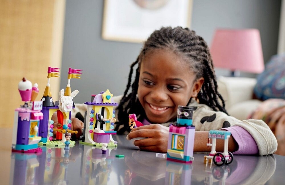 LEGO Friends Magiczne stoiska w wesołym miasteczku 41687 Kreatywna zabawa dla dzieci ciekawych świata magii Czarodziejski zestaw konstrukcyjny