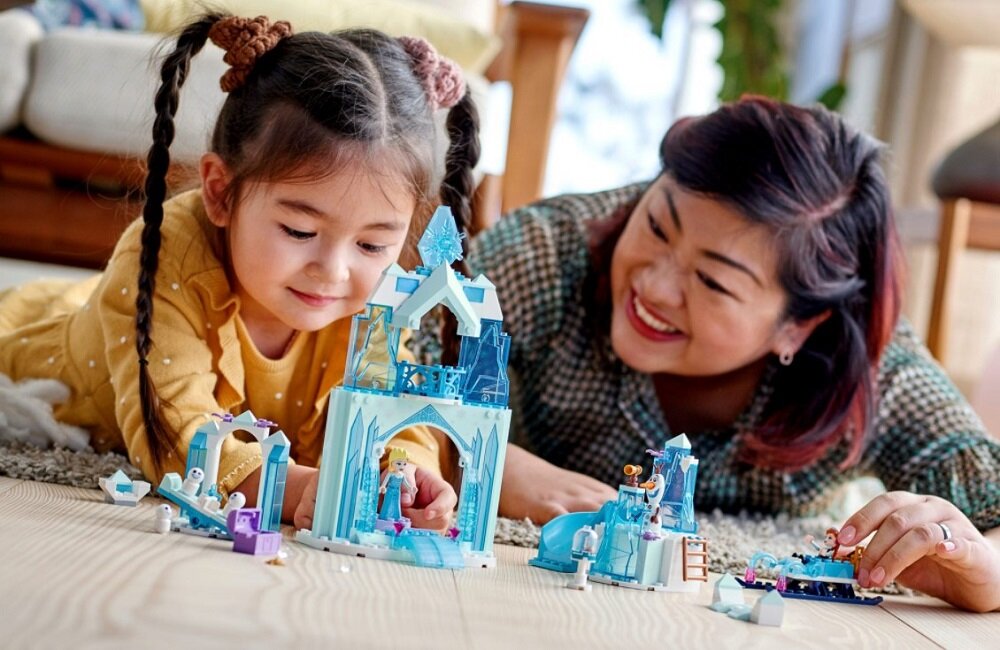 LEGO Disney Lodowa kraina czarów Anny i Elsy 43194 Zabawa połączona z nauką budowania i pracą nad większą pewnością siebie Wypełniony szczegółami i postaciami świetna zabawa