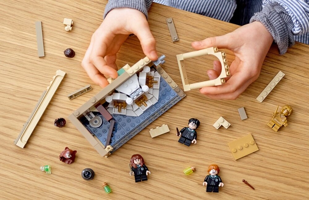 LEGO Harry Potter Hogwart pomyłka z eliksirem wielosokowym 76386 Wszechstronny zestaw konstrukcyjny