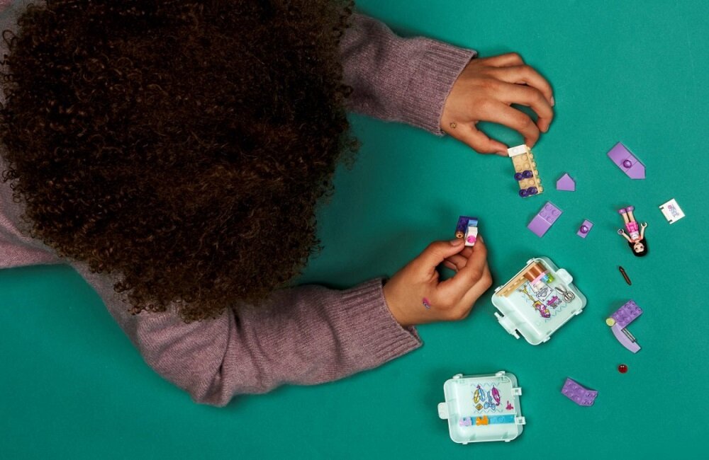 LEGO Friends Modowa kostka Emmy 41668 Małe kreatorki mody będą zachwycone Zabawka którą zabierzesz wszędzie ze sobą