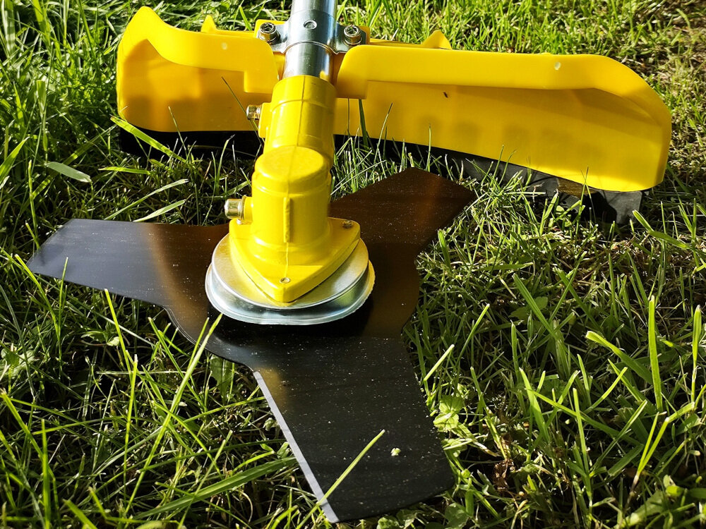 Kosa spalinowa KALTMANN K-KS520 dwie formy tnące żyłka tnąca tarcza tnąca szerokość robocza żyłko do 42 cm szerokość robocza tarczy do 25,5 cm długa żywotność niezawodność wydajność