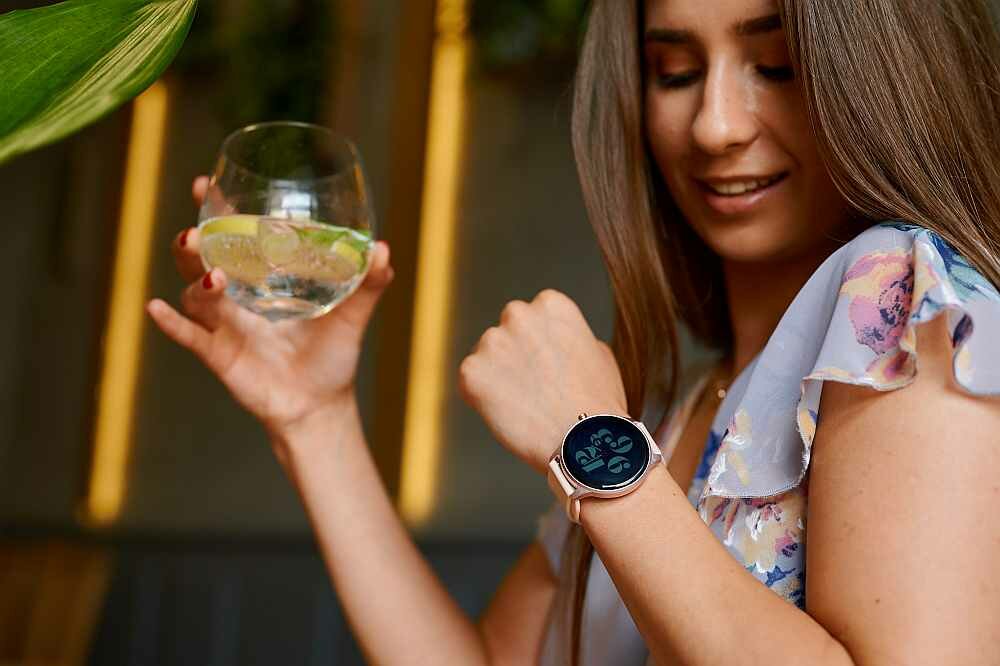Smartwatch GARETT Women Paula ekran bateria pasek wykonanie odporność funkcje monitoring pomiar aplikacja łączność odbieranie dzwonienie