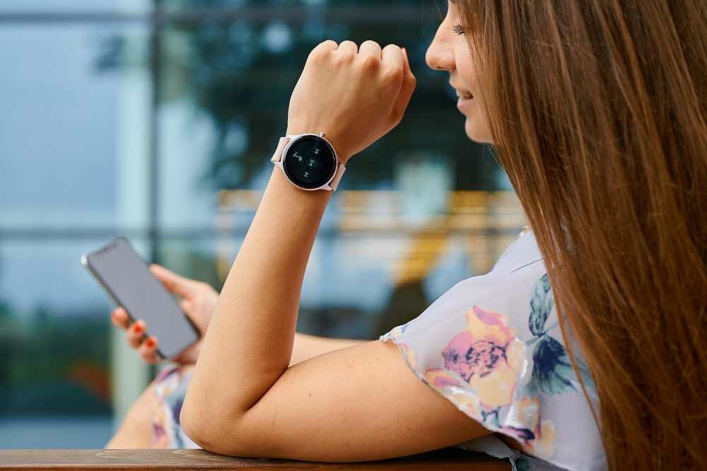 Smartwatch GARETT Women Paula ekran bateria pasek wykonanie odporność funkcje monitoring pomiar aplikacja łączność odbieranie dzwonienie