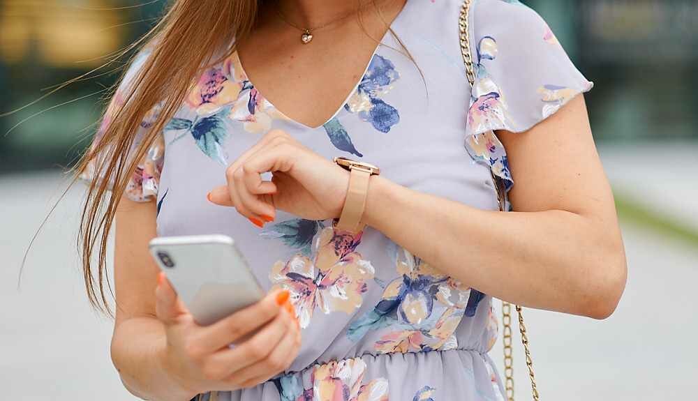 Smartwatch GARETT Women Emma ekran bateria pasek wykonanie odporność funkcje monitoring pomiar aplikacja łączność odbieranie dzwonienie