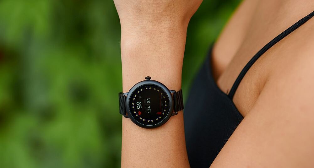 Smartwatch GARETT Women Emma ekran bateria pasek wykonanie odporność funkcje monitoring pomiar aplikacja łączność odbieranie dzwonienie