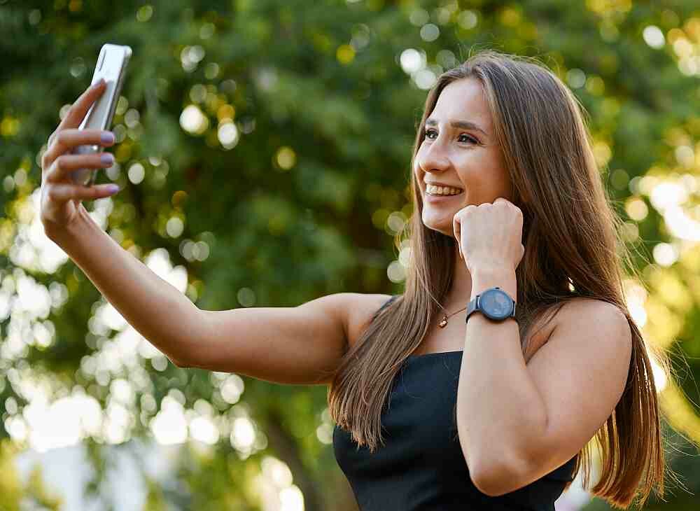 Smartwatch GARETT Women Emma   ekran bateria pasek wykonanie odporność funkcje monitoring pomiar aplikacja łączność odbieranie dzwonienie 