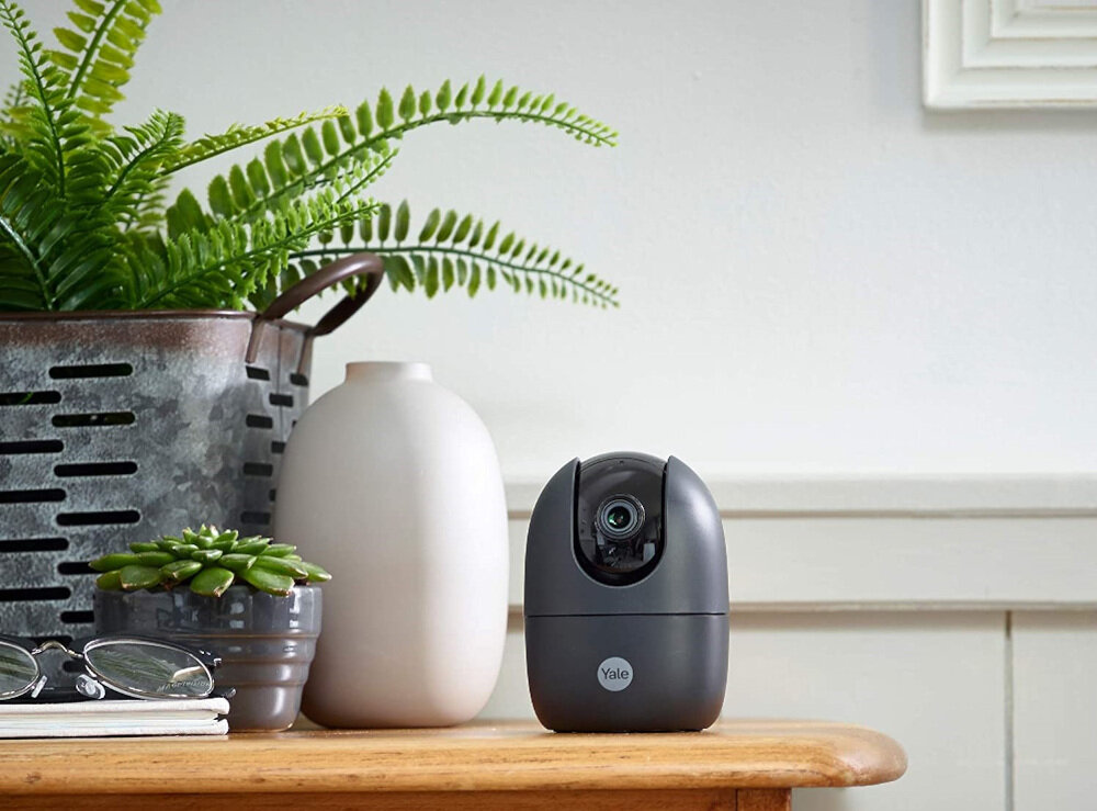 Kamera monitorująca YALE SV-DPFX-B-EU pełne sterowanie dzięki aplikacji mobilnej Yale View na systemy iOS Android możesz korzystać z dodatkowych funkcji pomieści kartę SD o pojemności 256 GB