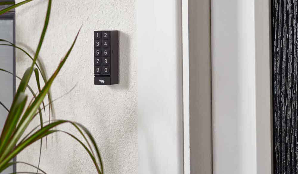 Klawiatura numeryczna YALE Smart Keypad 05 301000 BL przykleić do ramy drzwi zasilany bateriami