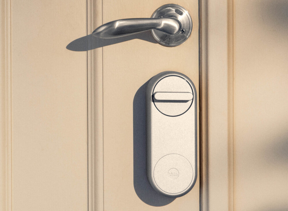 Zamek YALE Linus Smart Lock 05 101200 SI inteligentny maksymalna wygoda i bezpieczeństwo szereg funkcji funkcja automatycznego zamykania drzwi jednorazowy kod dla gości