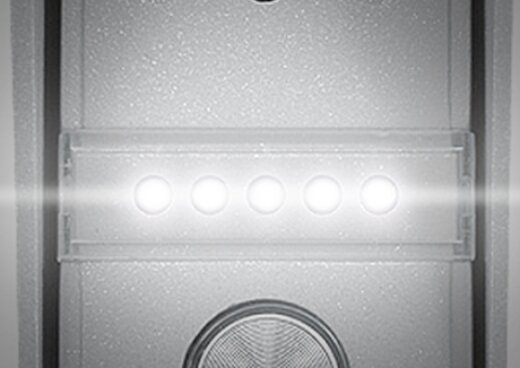 Zbliżenie na oświetlenie LED we wnętrzu lodówki MPM-312-FF-37.