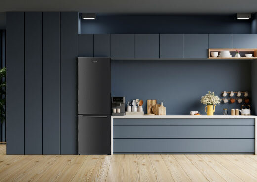 Lodówka MPM-312-FF-37 w ciemnej zabudowie kuchennej.