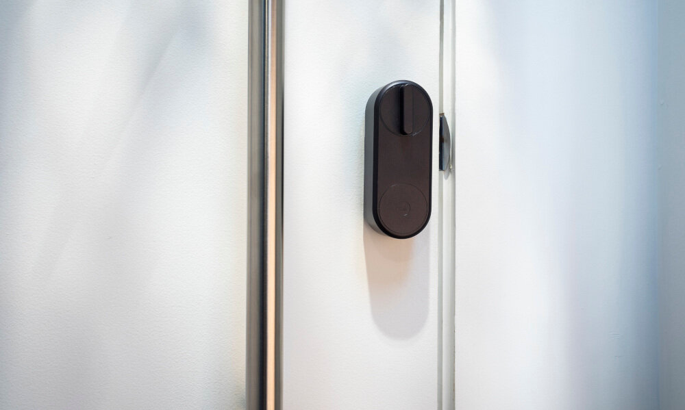 Zamek YALE Linus Smart Lock 05 101200 MB inteligentny maksymalna wygoda i bezpieczeństwo szereg funkcji funkcja automatycznego zamykania drzwi jednorazowy kod dla gości