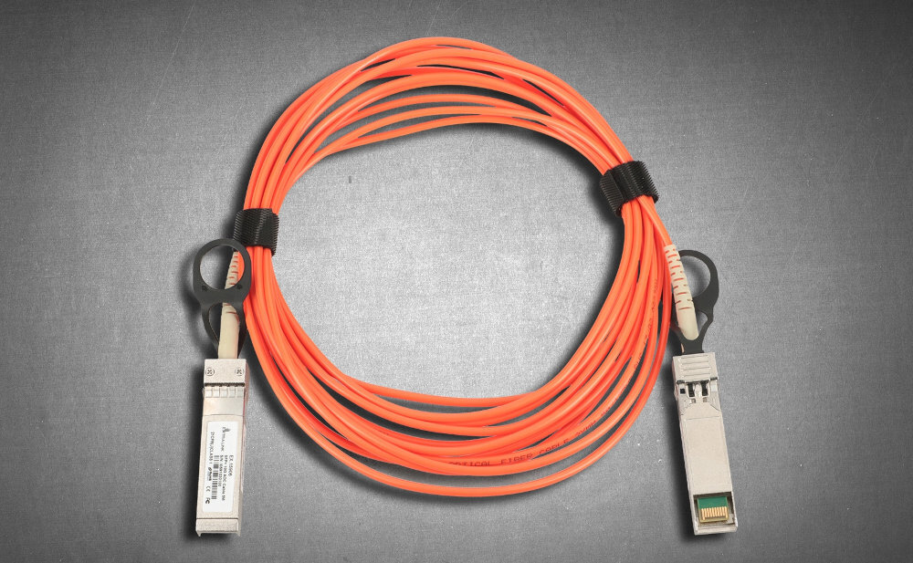 Kabel EXTRALINK SFP+ - zwinięty kabel na szarym tle
