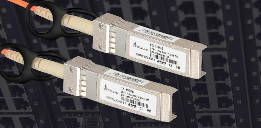 Kabel EXTRALINK SFP+ światłowodu wielomodowego 100 metrów kabli miedzianych kilkudziesięciu metrów Extralink - wtyczki kabla na tle gniazd