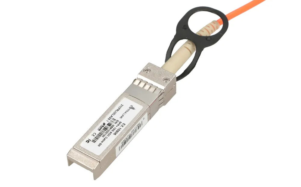 Kabel EXTRALINK SFP+ światłowodowa Extralink odporność na zakłócenia elektromagnetyczne kabli miedzianych Extralink AOC SFP+/ SFP+ - wtyczka na jasnym tle