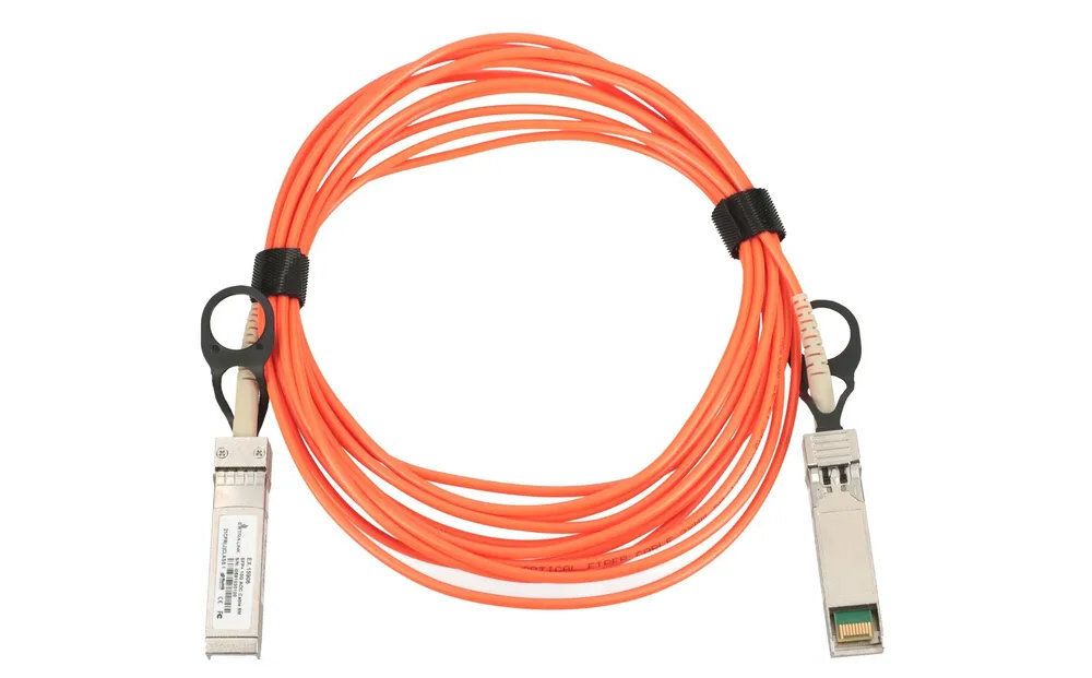Kabel EXTRALINK SFP+ Extralink długotrwałym użytkowaniu profesjonalnych instalacjach sieciowych wysoką trwałością sieciach o wysokich wymaganiach Extralink AOC SFP+/SFP+ - zwinięty kabel na białym tle