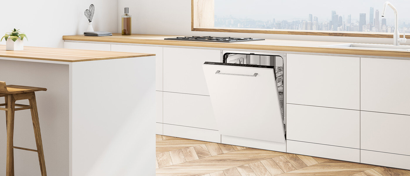 Otwarta zmywarka w przestronnej kuchni Otwarta zmywarka w przestronnej kuchni